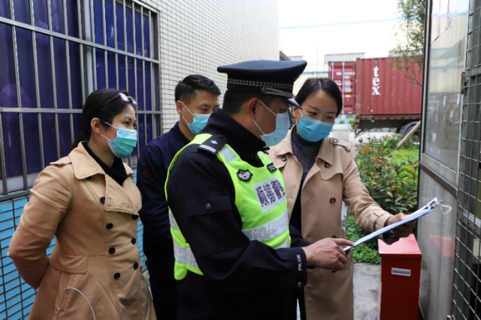 佛山市公安局顺德区分局民警到企业帮助复工复产落实安全防范措施。（摄影：罗利鹏）.jpg