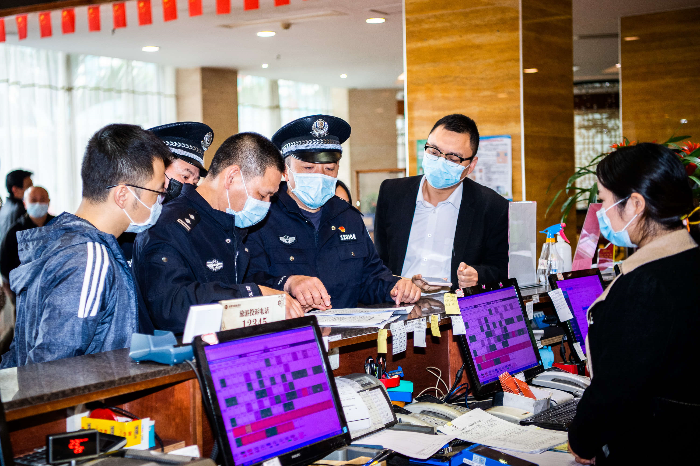 梅州市公安局民警深入酒店、旅馆检查督导，护航复工复产。（摄影：何志林）.jpg