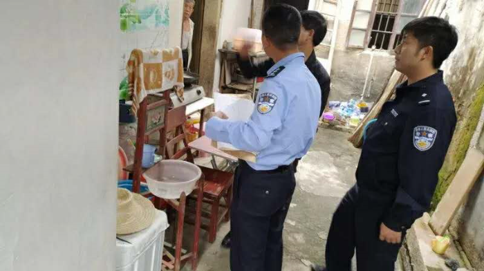 办案民警开展调查走访.jpg