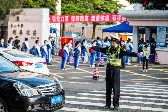 2020年4月27日，梅州公安民警在校区护航复学复课。（摄影：何志林）.jpg