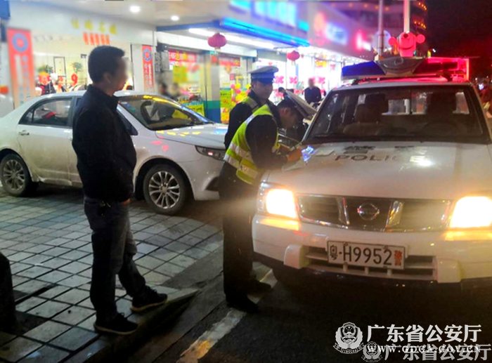 肇庆怀集交警元宵佳节夜查酒驾保平安3_副本.png