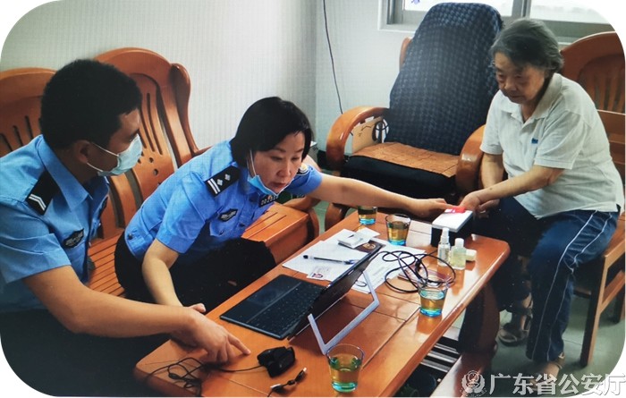 广东省公安厅出入境管理局为群众上门办理证件.jpg