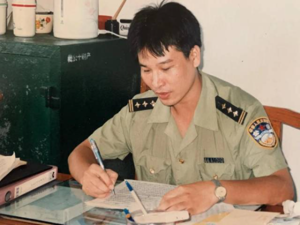 李世全身着旧式警服。
