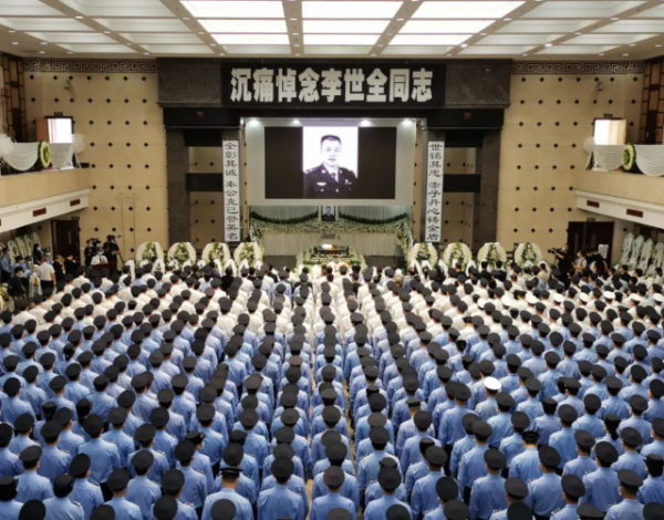 战友、亲人送别李世全。