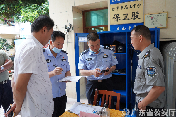 汕尾公安在考点开展安全检查.JPG