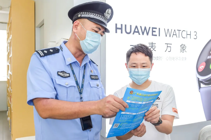 民警向商户宣传反诈知识。.webp.jpg