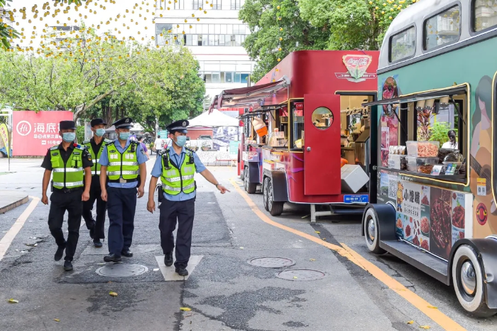 民警带领物业联防小队在创意园区内巡逻。.webp.jpg