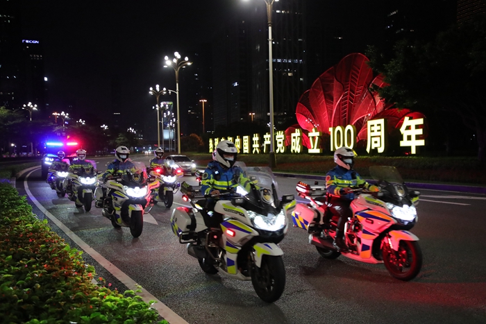 深圳公安铁骑路面巡逻。（警方供图）.jpg