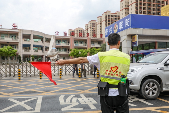 佛山公安“警家校”护畅队在学校门口维持秩序。（警方供图）.jpg