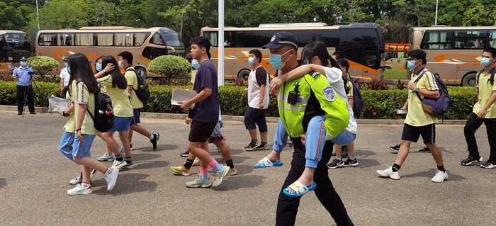 高考期间东莞公安帮助行动不便考生入考场。（警方供图）.jpg