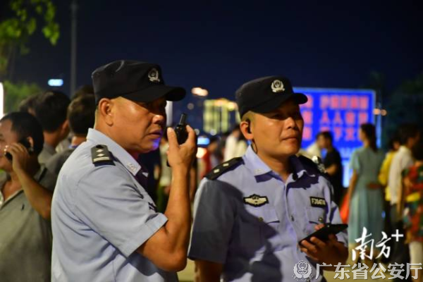 颜海龙（左一）与同事执行安保任务。