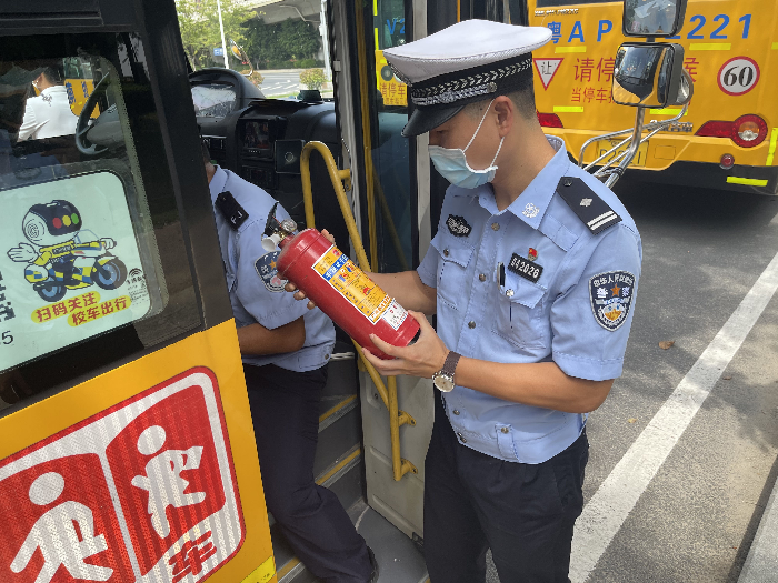 广州交警检查校车消防装置。（摄影：蔡淑桦）.jpg