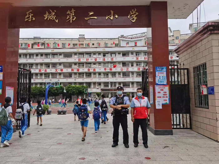 韶关乐昌市公安局城北派出所“护学岗”民警联合学校党员志愿者开展护校工作。（警方供图）.jpg