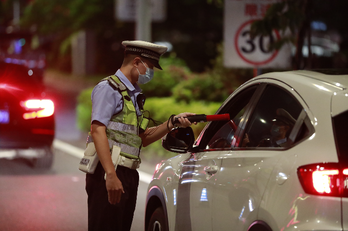 节日期间，揭阳交警在重点路段开展酒驾醉驾整治行动。（摄影：郑文新）.jpg