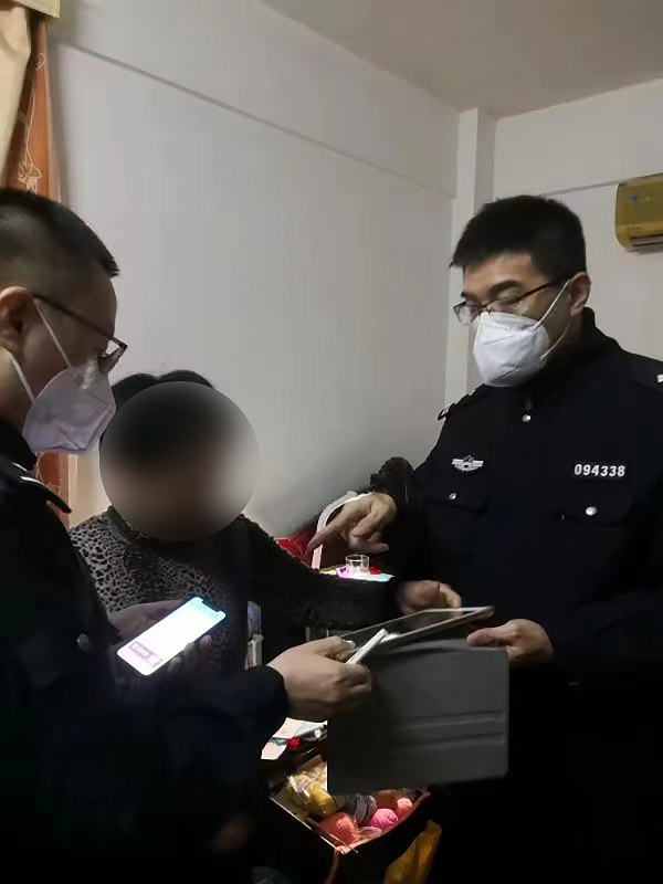 专案组查获嫌疑人用于记录非法所得的账目本等.jpg