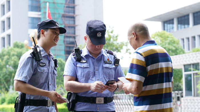 民警进企业开展反诈宣传、推广国家反诈中心APP.JPG
