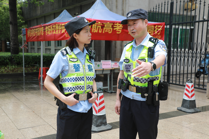 佛山南海民警陈芷岚（左一）首次参加高考安保工作，即在其毕业的南海狮山石门高级中学为学弟学妹们护航高考，与其一起执勤的正是6年前护航她高考的民警赵方明（右一）。.jpg