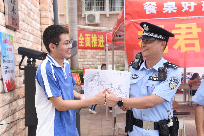 在梅州五华水寨中学考点，执勤民警收到来自考生的小礼物。.jpg