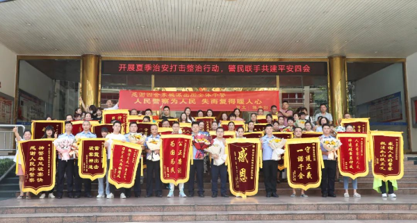 肇庆：来信三个月后，玉器货商集体送来锦旗（2）.jpg