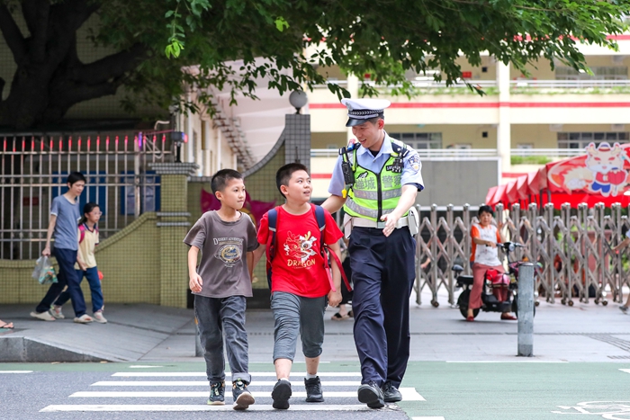 2024年5月29日，佛山市公安局禅城分局交警在同济小学门前开展护校安园工作.JPG