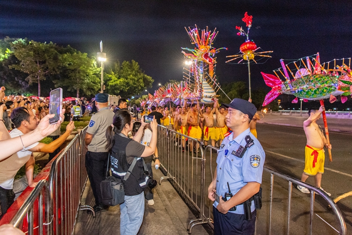 2024年9月29日，梅州市公安局民警在大型活动安保现场执勤.jpg