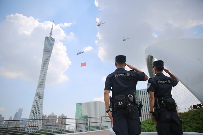 2024年国庆前夕，广州警方最新入列的H175警务直升机在市区悬挂国旗飞行.jpg