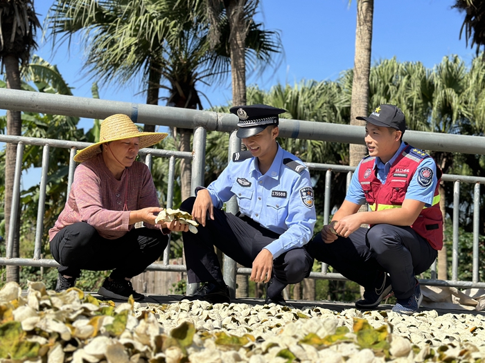 江门市公安局新会分局民警与农户共享丰收喜悦.jpg