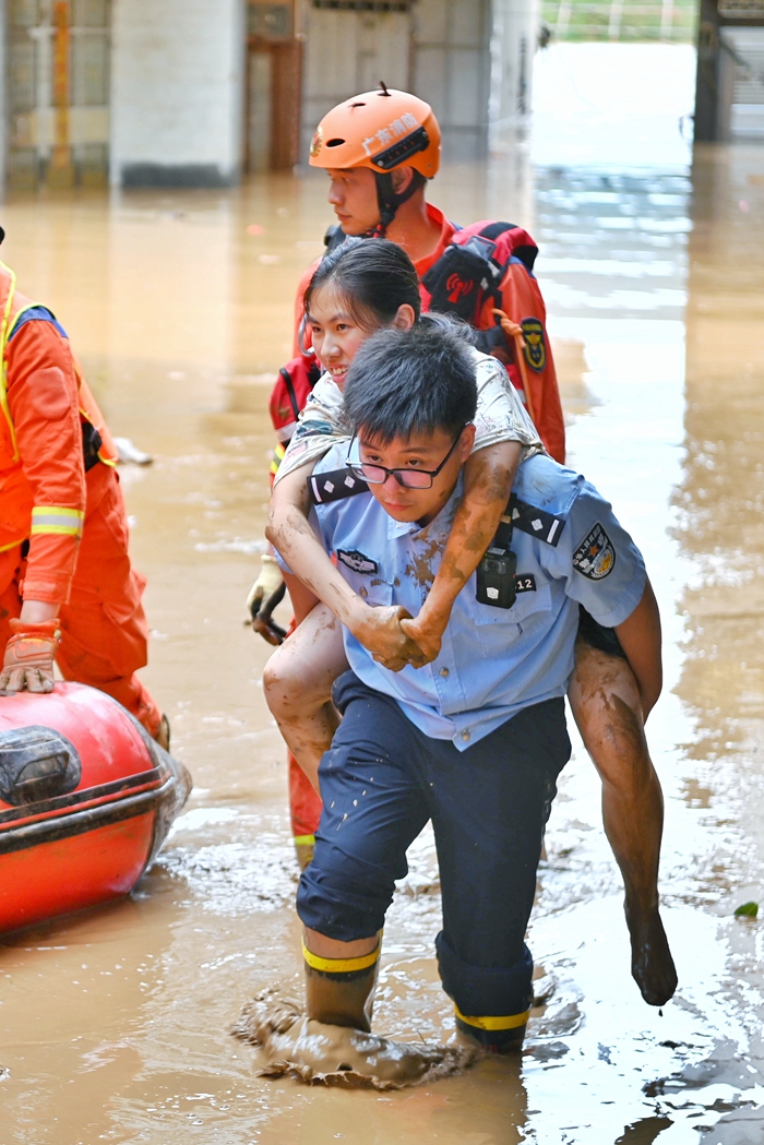 2024年6月中旬，梅州遭持续暴雨侵袭，民警转移受灾群众.jpg